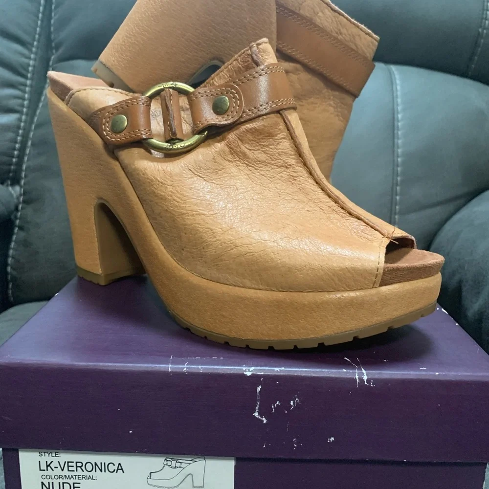 Worn Once excellent condition! box beat up a bit - Picture 1 of 7